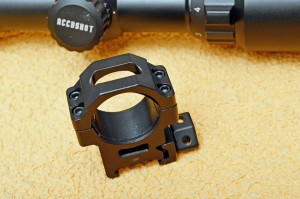 Gli attacchi sono realizzati molto bene; nei fori della manopola di serraggio si inserisce una delle due brugole fornite