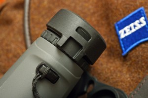 I copri-oculare possono essere assicurati alla tracolla