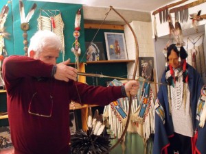 Sergio Susani tende un arco navajo