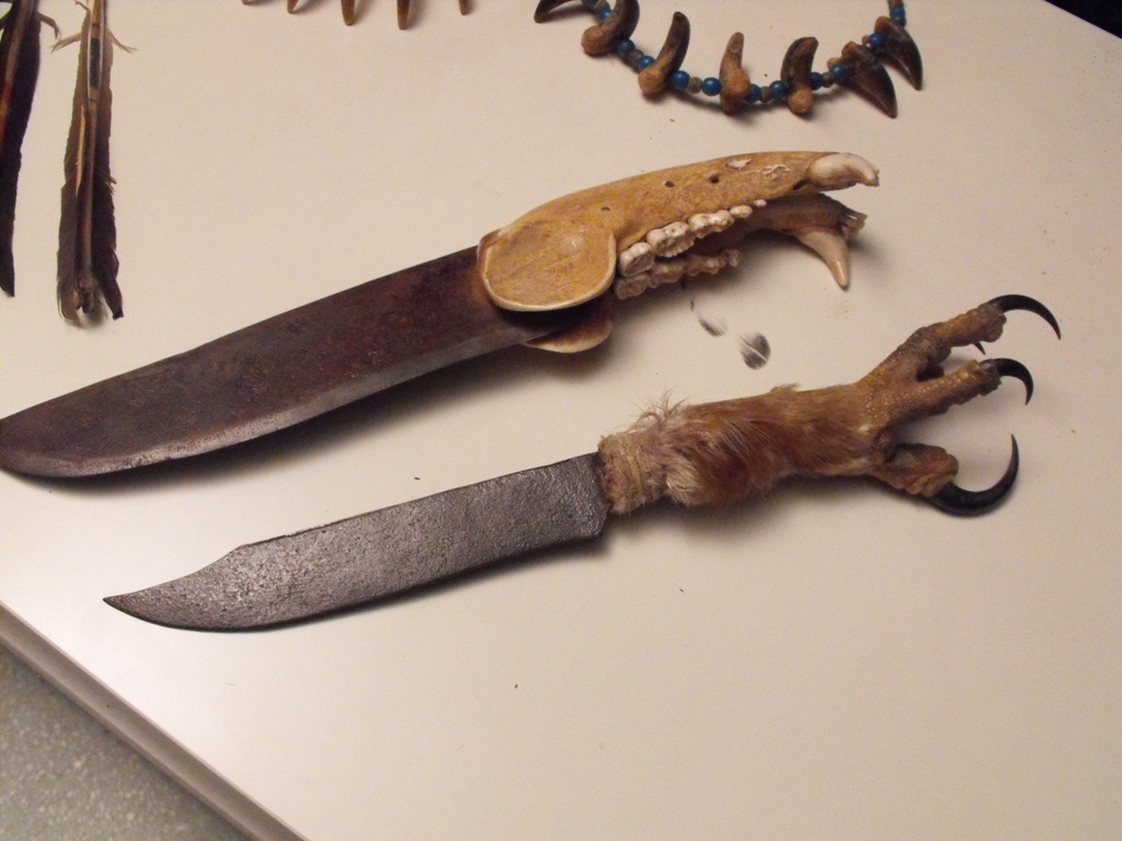 L'impressionante coltello con l'artiglio dell'aquila per impugnatura