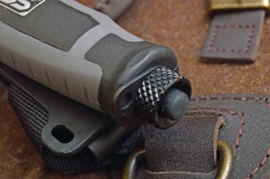 il tappo godronato della cavità che contiene la batteria