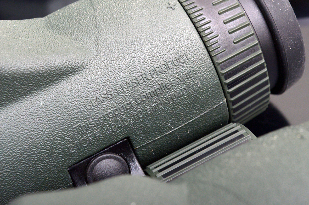 l’indicazione della classe laser è riportata sul corpo dello strumento. Il pulsante in basso serve per le molte regolazioni dell’elettronica
