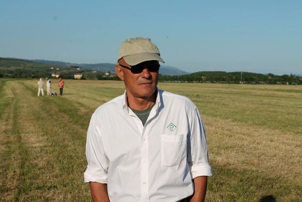 ALESSIO MANCINI : IL MIO AMICO ADEMARO.. Alessio Mancini, patron della manifestazione, è stato un fraterno amico di Ademaro Scipioni. L'accoramento lo assale quando gli chiedo un ricordo del grande cinofilo scomparso: "Ademaro, prima ancora d'essere il dresseur che è stato, era un grande appassionato del cane in sé, indipendentemente dalla razza. Aveva un carattere un po' schivo e quando parlavi di altro pareva quasi non ascoltarti, ma quando si parlava di cani gli si illuminavano gli occhi. Ricordo che, due anni fa, al compleanno di mia moglie Rossella, si presentò con una cesta che conteneva una magnifica setterina, Helga di Valdichiana. La consegnò a mia moglie e le disse: "Portate i pointer, lo so, ma voglio vedere se riesco a farti portare un setter. Questa ti farà innamorare.." La cagnina è molto brava e tipica. Stiamo terminando di prepararla per il debutto, in prove a selvaggina, che avverrà i primi di luglio. Ne siamo veramente affascinati. Unico setter nel nostro canile, è stato un grande dono: quello di Ademaro Scipioni..."