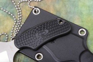 Per facilitare la presa con mani bagnate o insaponate, c’è la zigrinatura bidirezionale