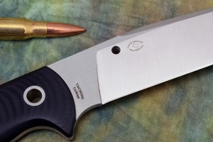 Il foro sulla lama identifica immediatamente Spyderco, che fa costruire a Taichung e a Seki i coltelli più performanti